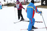 4.穿好滑雪板後不要一下子就想滑，先穿單邊滑雪板練習看看。