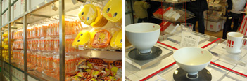 在紀念館商店中販賣各種特製品牌產品及雞湯麵的造型玩偶小雞HIYOKO的紀念商品。當然還可以買到只能在紀念館才能購入的限定速食麵組合包唷！