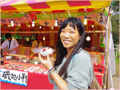位於八重岳的半山腰上的「八重岳櫻之森公園」是櫻花祭活動的本會場。從各式各樣的料理攤販中，陳小姐挑了春天的味覺代表-草苺麻糬來吃。