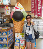 沖繩的太陽很炙熱，太陽眼鏡及冰品甜點是不可或缺的。在這裡吃了紅芋及香草的綜合霜淇淋。