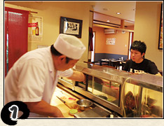 1 在日本料理中最喜歡吃壽司的林先生，一坐上吧台，看起來有些許的緊張。