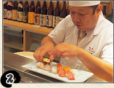 2 動作俐落地一個接一個捏好壽司的師傅，優美的技巧讓人看得目不轉睛。