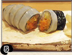 5 齊藤特選的「海膽花枝鐵砲壽司卷」(1890圓日幣)為該店引以自豪的佳餚，建議搭配主廚推薦套餐一起享用。